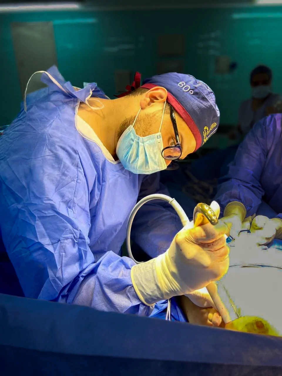 Dr. Graneros en quirófano — detalle de procedimiento